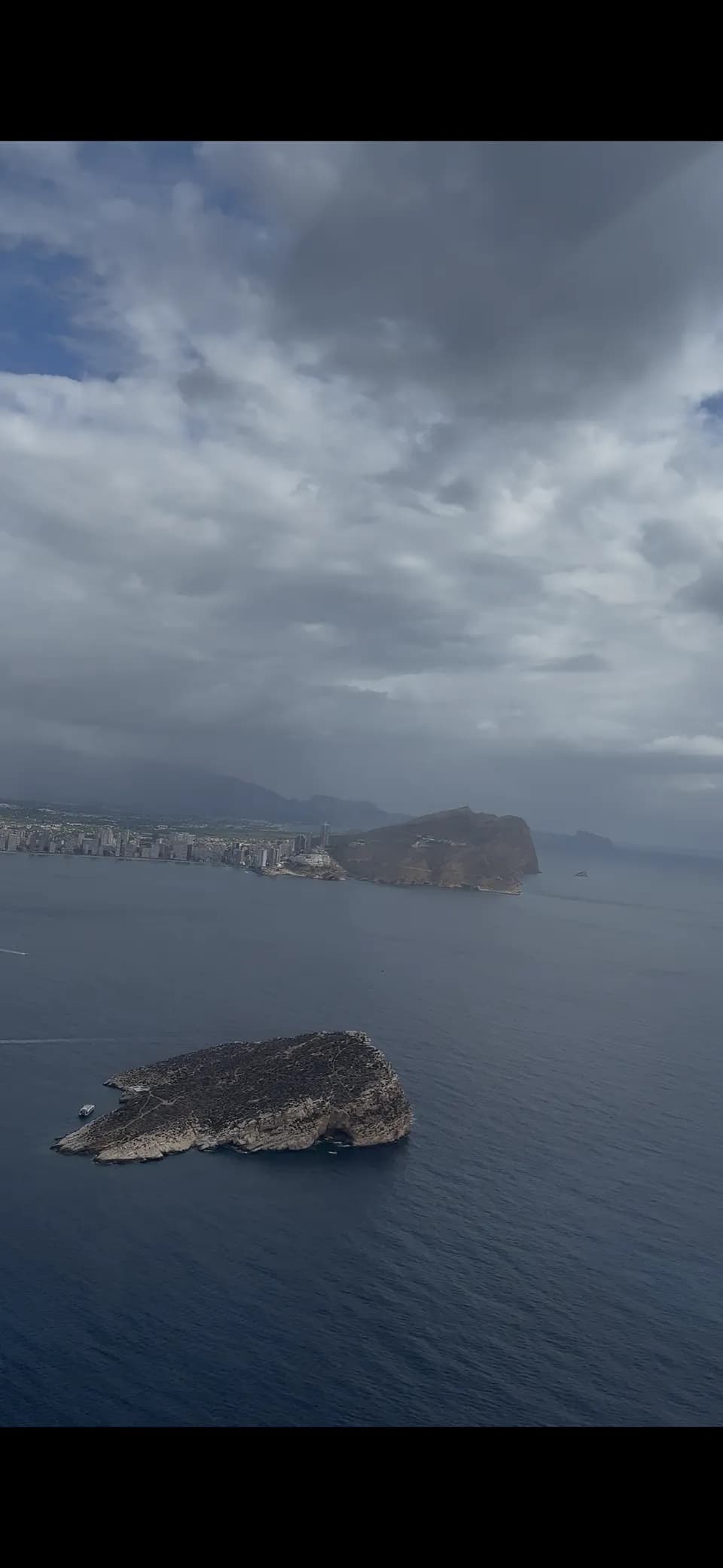 Isla rocosa y costa vistas desde el aire
