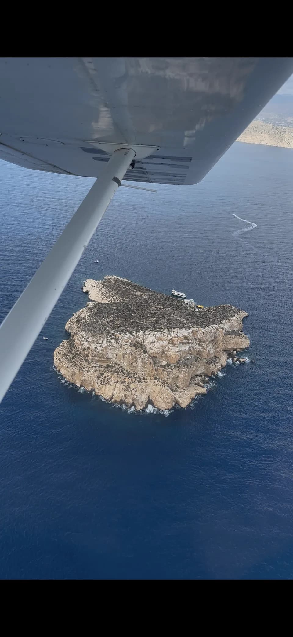 Isla vista bajo el ala de la avioneta