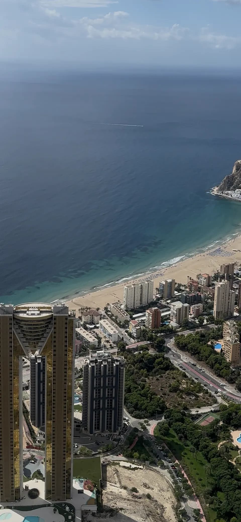 Edificios junto a la costa y mar abierto